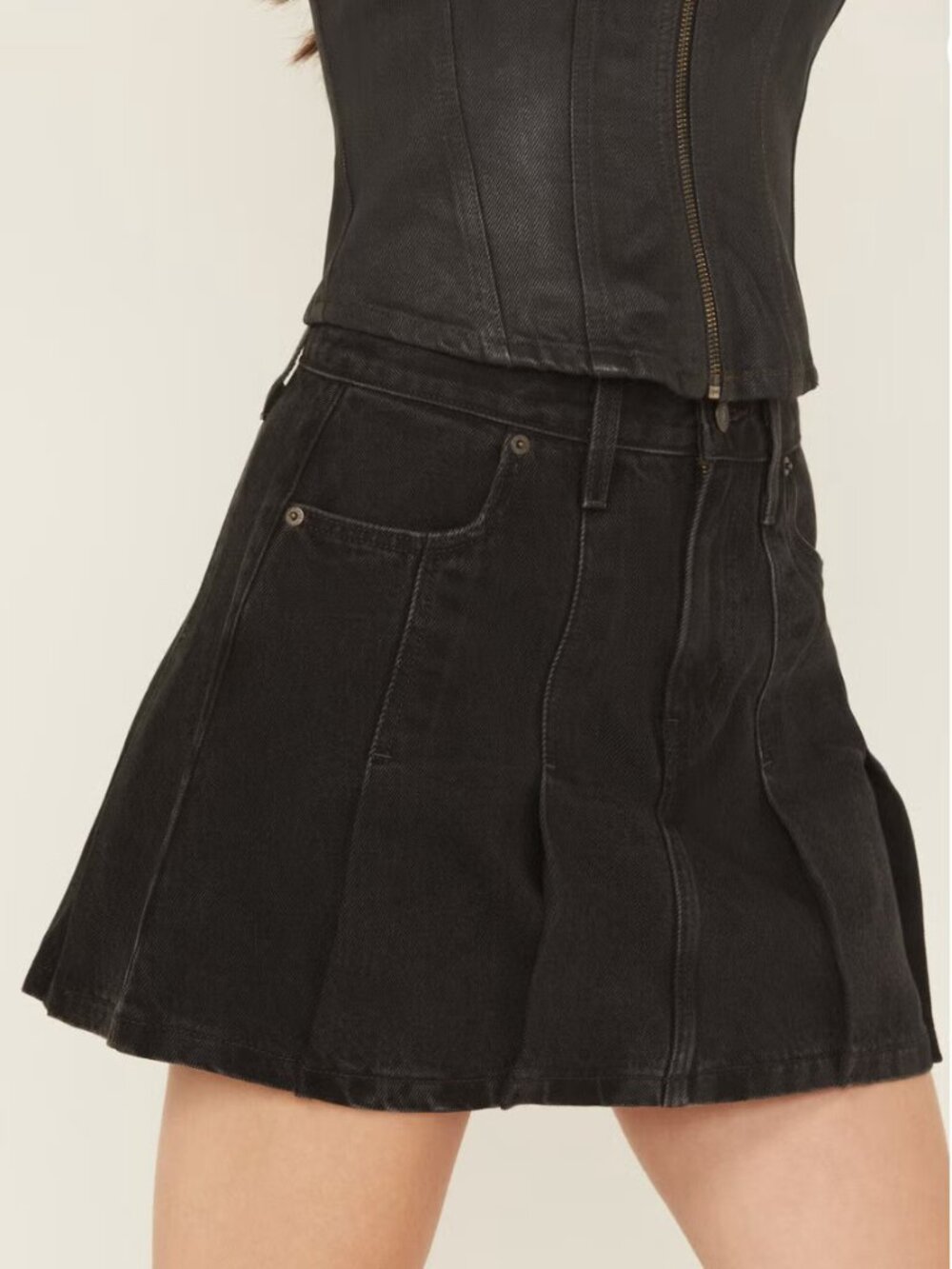 LEVIS Black Pleated Mini Skirt Open Mind Sz 28